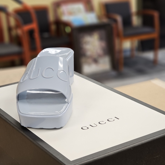 GUCCI Rubber Logo Platform Slide Sandal - Picture 5 of 6